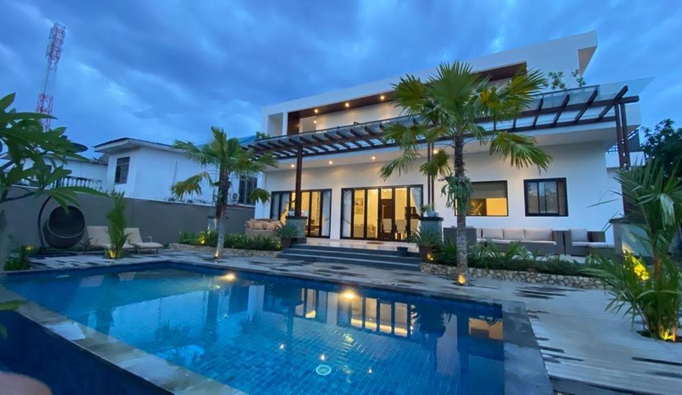 Villa Niang Ando ลาบวนบาโจ ภายนอก รูปภาพ